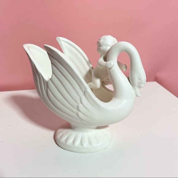 Vintage baby on swan vase - Picture 3 of 4
